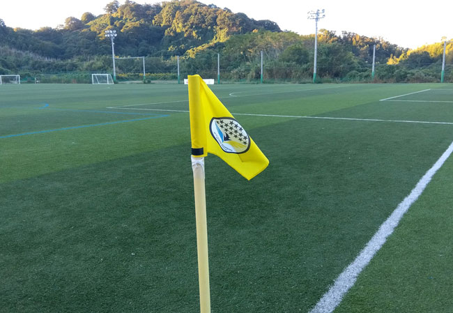 実績300サッカークラブ様のスタジアム設置のコーナーフラッグ 使用風景