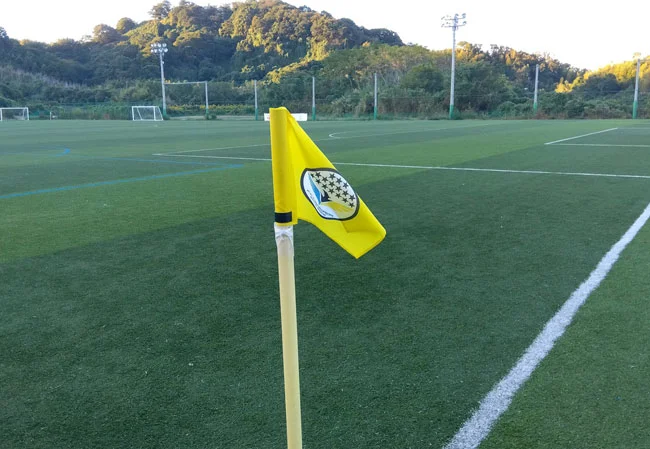 実績300サッカークラブ様のスタジアム設置のコーナーフラッグ 使用風景