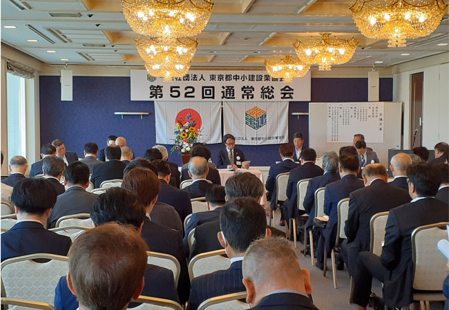 実績330社団法人様の式典設置用の協会旗と日本国旗使用風景