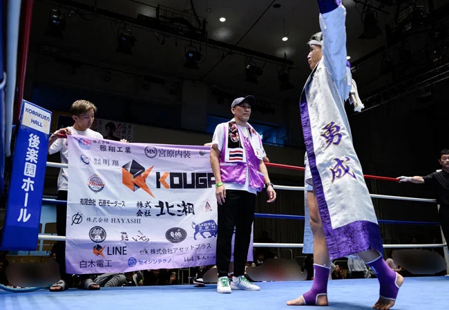 実績362企業様の格闘技試合会場装飾用スポンサー幕使用イメージ